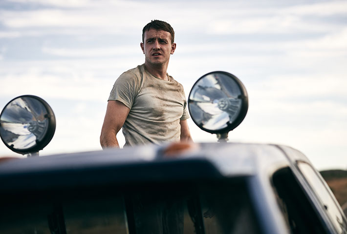 Paul Mescal vestido de militar en un fotograma de la película Carmen 