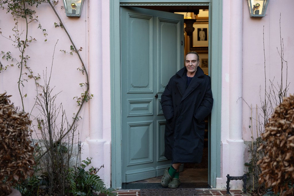 John Galliano en la puerta de su casa